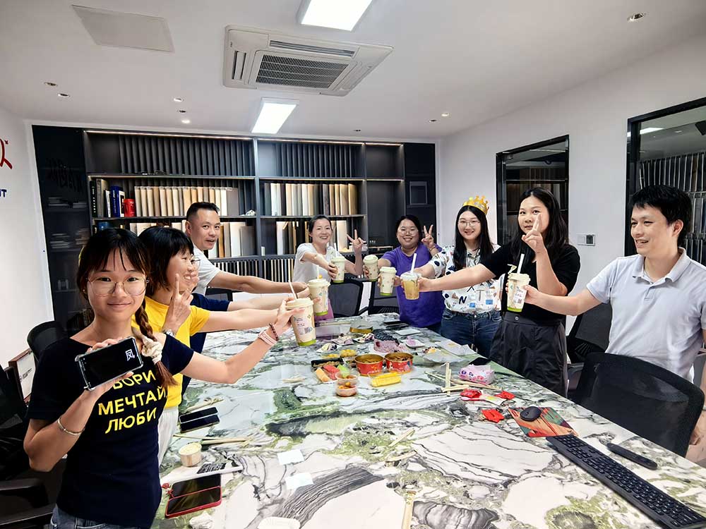 Holding an Employee Birthday Party Enhances Teamwork